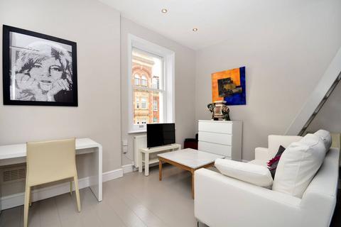 Studio to rent, Earls Court Square, Earls Court, London, SW5