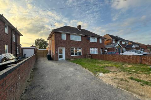 3 bedroom semi-detached house to rent, Rutland Avenue, Hp12