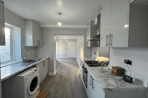 3 bedroom semi-detached house to rent, Rutland Avenue, Hp12