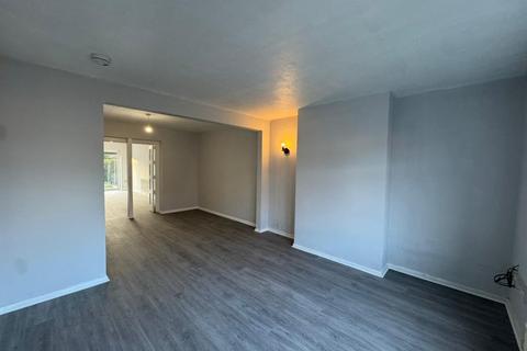 3 bedroom semi-detached house to rent, Rutland Avenue, Hp12