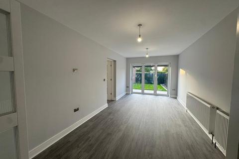 3 bedroom semi-detached house to rent, Rutland Avenue, Hp12