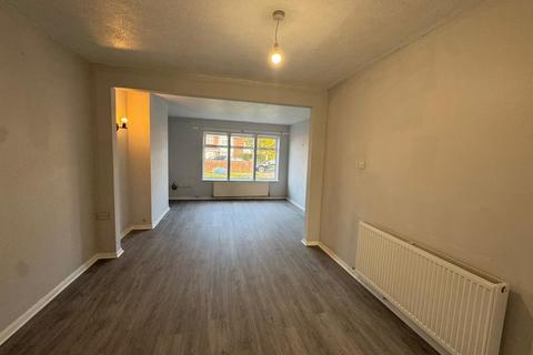 3 bedroom semi-detached house to rent, Rutland Avenue, Hp12