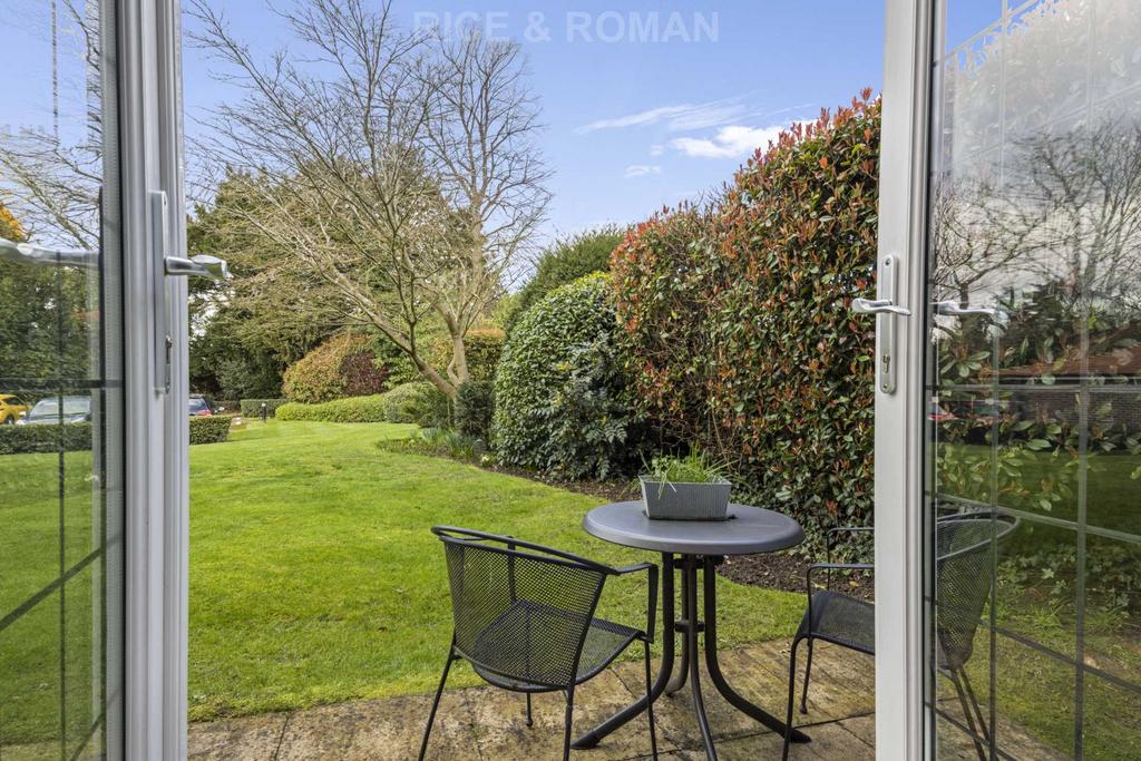 Epsom Road, Leatherhead KT22 2 bed retirement property for sale £395,000