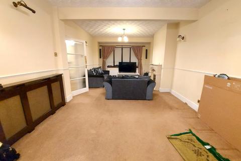 3 bedroom terraced house to rent, Manser Road, Rainham