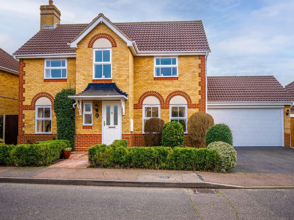 Truro Crescent, Rayleigh SS6 4 bed detached house £575,000