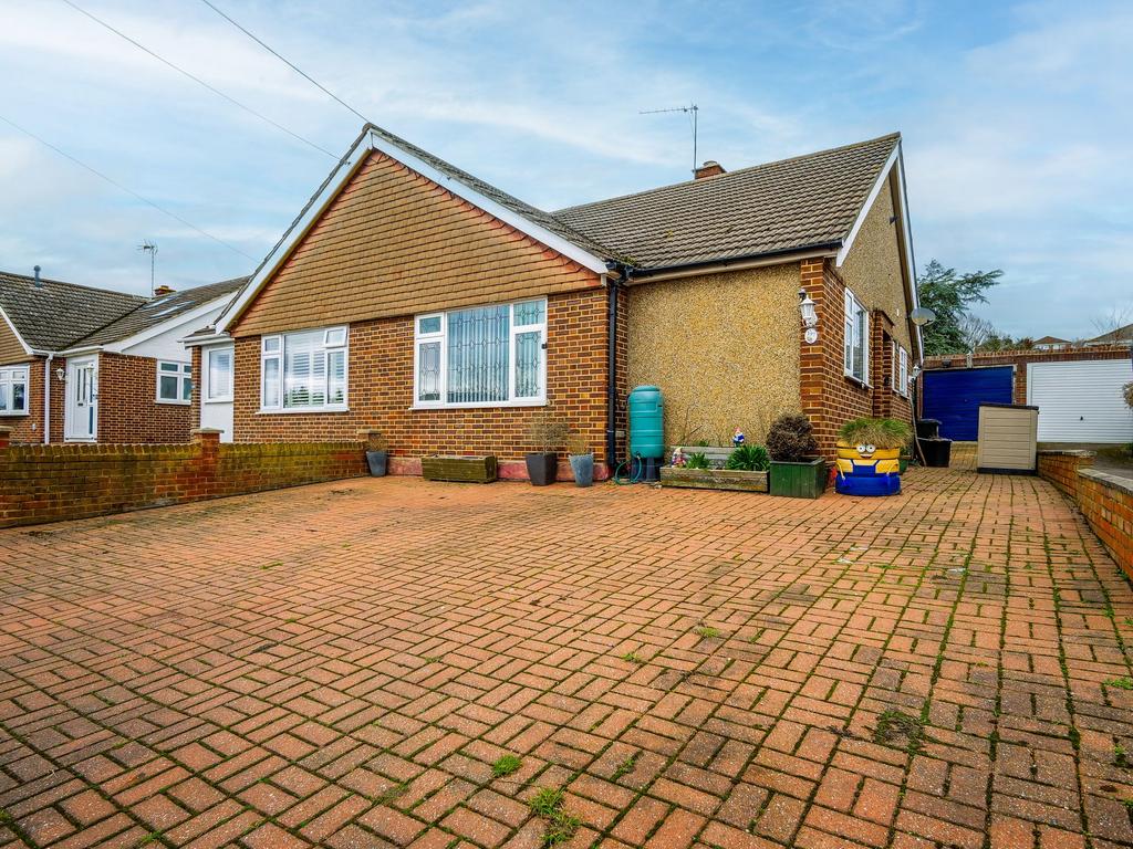 Cumberland Avenue, Benfleet SS7 2 bed semidetached bungalow £300,000