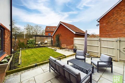 1 Glover Crescent, Arborfield Green, Reading, RG2 9TW