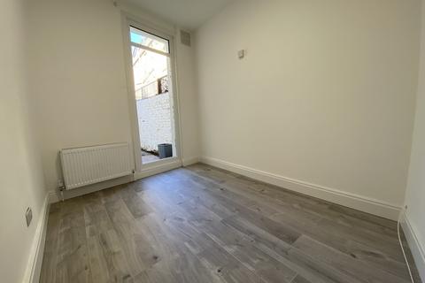 4 bedroom terraced house to rent - Eric Street, London