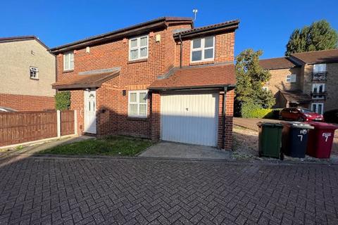 4 bedroom semi-detached house to rent, Adelaide Close, Slough