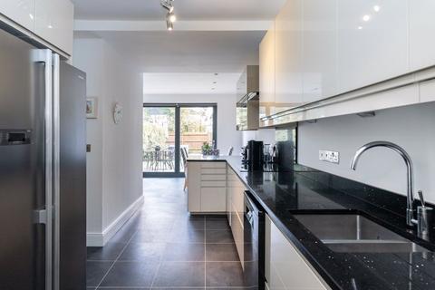 7 Portland Close, Worcester Park, KT4 8BW