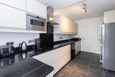 7 Portland Close, Worcester Park, KT4 8BW