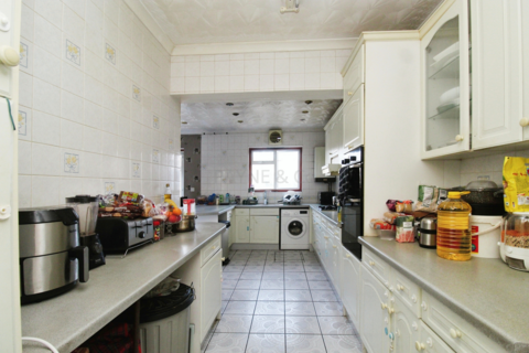 4 bedroom end of terrace house for sale - Mundon Gardens, ILFORD, IG1