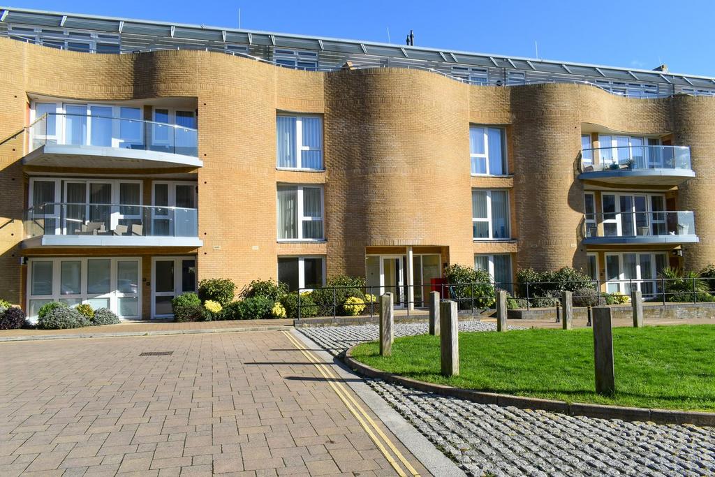 Almansa Way, Lymington, SO41 2 bed apartment for sale £565,000