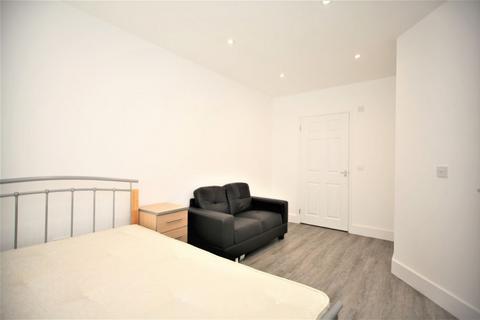 5 bedroom semi-detached house to rent, RENTERS AVENUE, HENDON, NW4 3RD