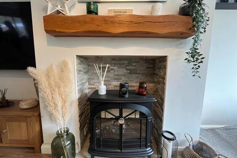 16 Ferndale Close, Oldham, OL4 5NL