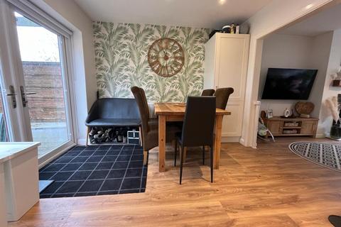 16 Ferndale Close, Oldham, OL4 5NL