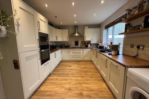 16 Ferndale Close, Oldham, OL4 5NL