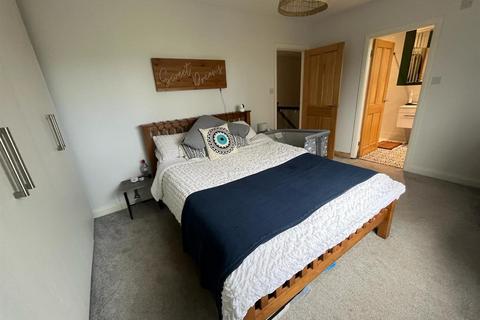 16 Ferndale Close, Oldham, OL4 5NL