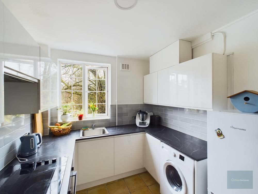 Park Road, East Twickenham 2 bed flat £2,250 pcm (£519 pw)