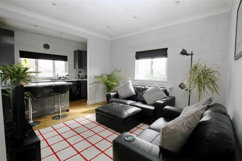 1 bedroom flat for sale, Oakleigh Lodge, Oakleigh Park Drive, Leigh-On-Sea