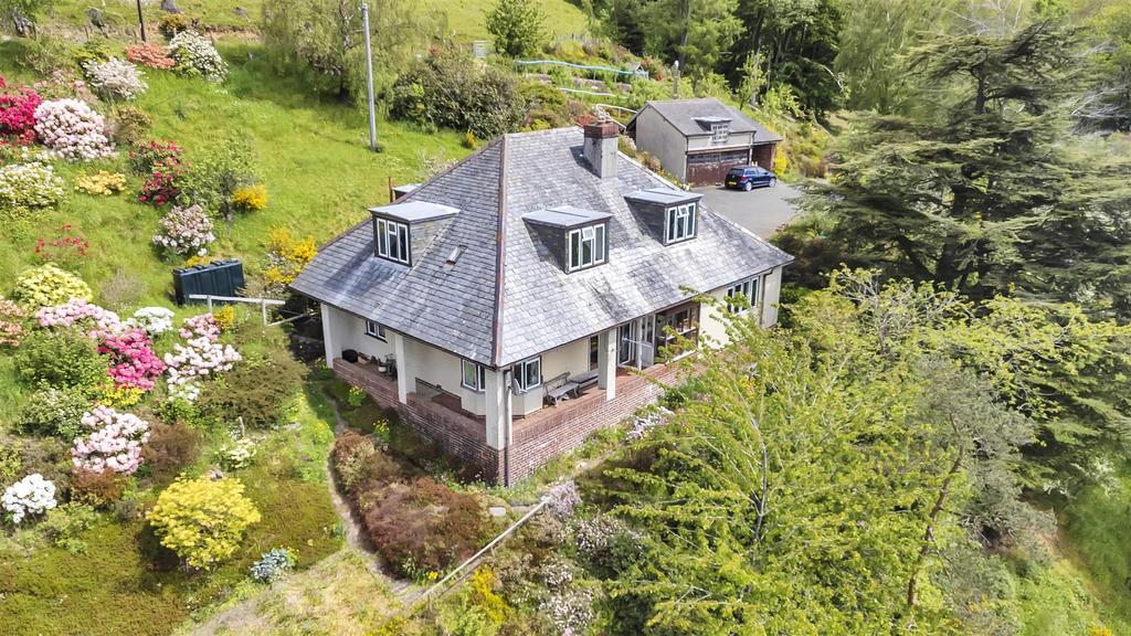 Hafodunos, Lôn Derwlwyn, Llanfyllin 5 bed detached house for sale £399,000
