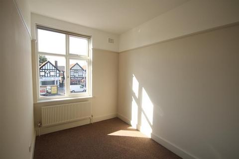 3 bedroom flat to rent, Long Lane, Hillingdon, Middlesex, UB10