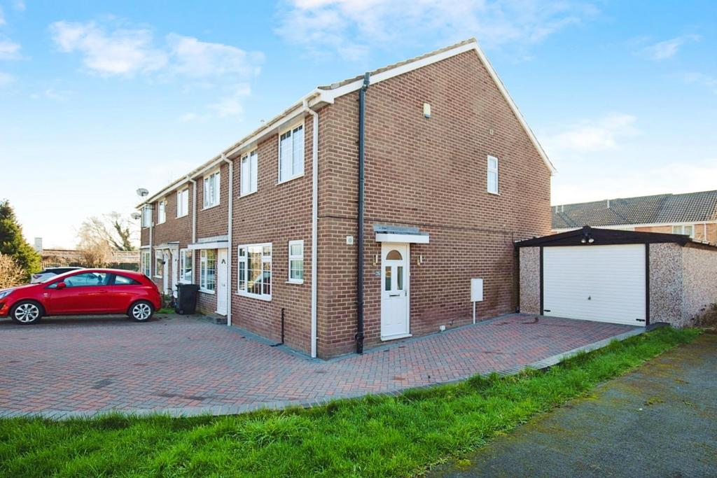 Sawyers Crescent, Copmanthorpe, York 3 bed end of terrace house for