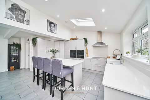 4 bedroom detached house for sale - Thorncroft, Hornchurch, RM11