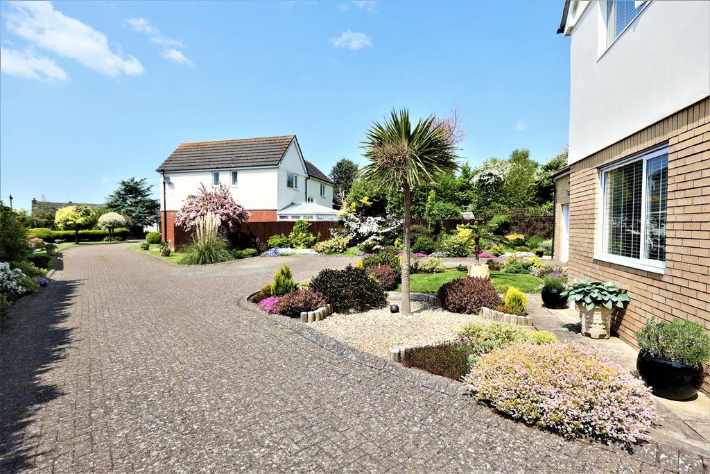 Fonmon Road, Rhoose, Vale of CF62 3DZ 4 bed detached house