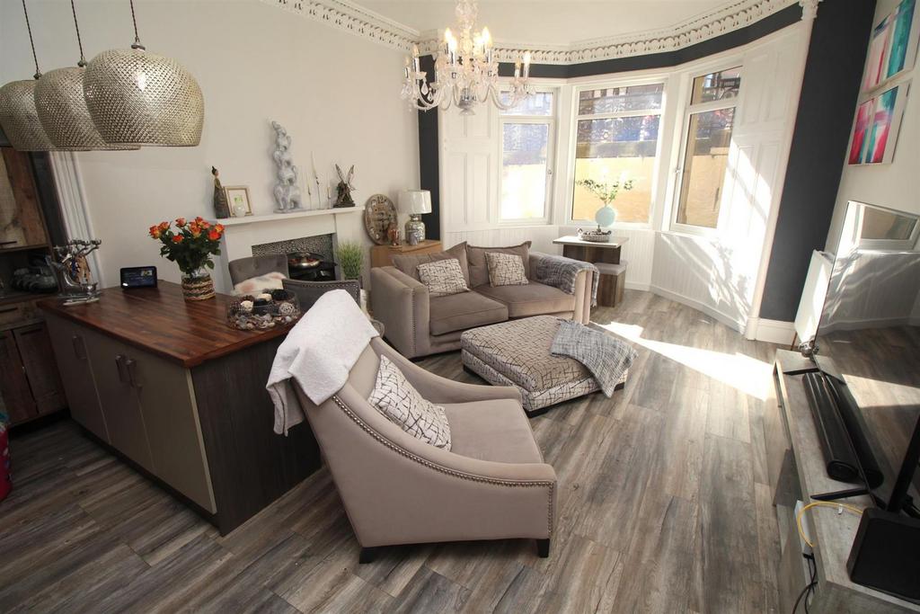 Brisbane Street, Greenock 2 bed flat for sale £119,000