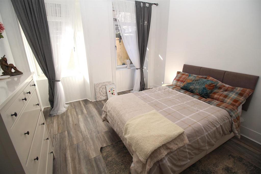 Brisbane Street, Greenock 2 bed flat for sale £119,000