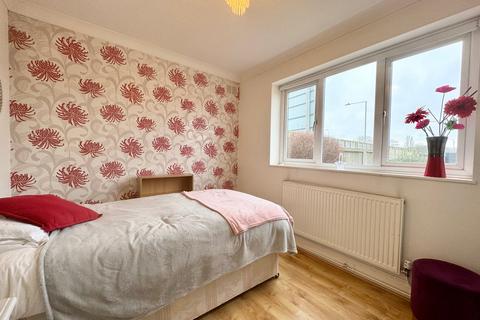 17 Sanctuary Gardens, Stanford-le-hope, SS17 7EE