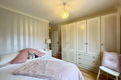 17 Sanctuary Gardens, Stanford-le-hope, SS17 7EE