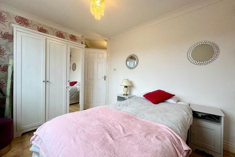 17 Sanctuary Gardens, Stanford-le-hope, SS17 7EE