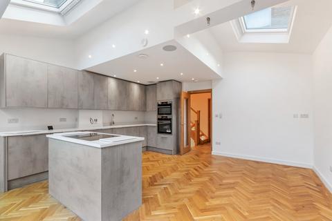 3 bedroom semi-detached house to rent, Hadyn Park Mews, London W12