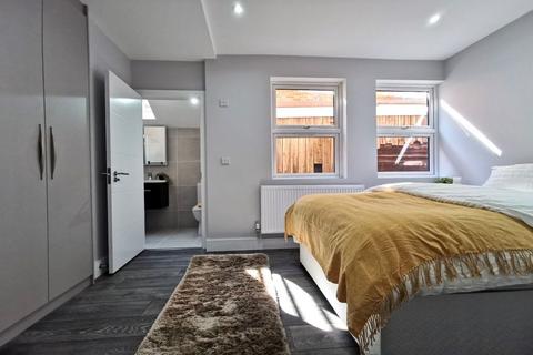 2 bedroom apartment to rent, NW10