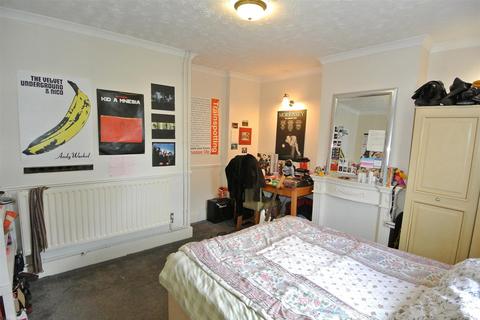 5 bedroom terraced house to rent, Larchwood Drive, Egham TW20