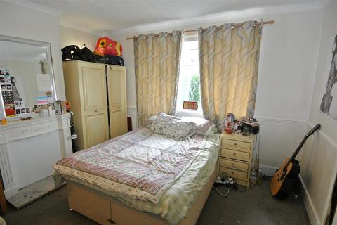 5 bedroom terraced house to rent, Larchwood Drive, Egham TW20