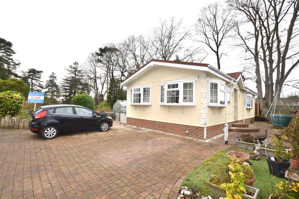 Rowan Dale, Grange Estate, Fleet GU52 2 bed mobile home for sale £300,000