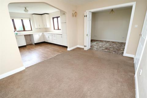 3 bedroom detached bungalow for sale, 5 Granary Court, Carlton-In-Lindrick, Worksop