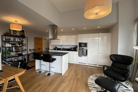 2 bedroom penthouse to rent, Blagrove Road, Teddington