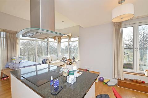 2 bedroom penthouse to rent, Blagrove Road, Teddington