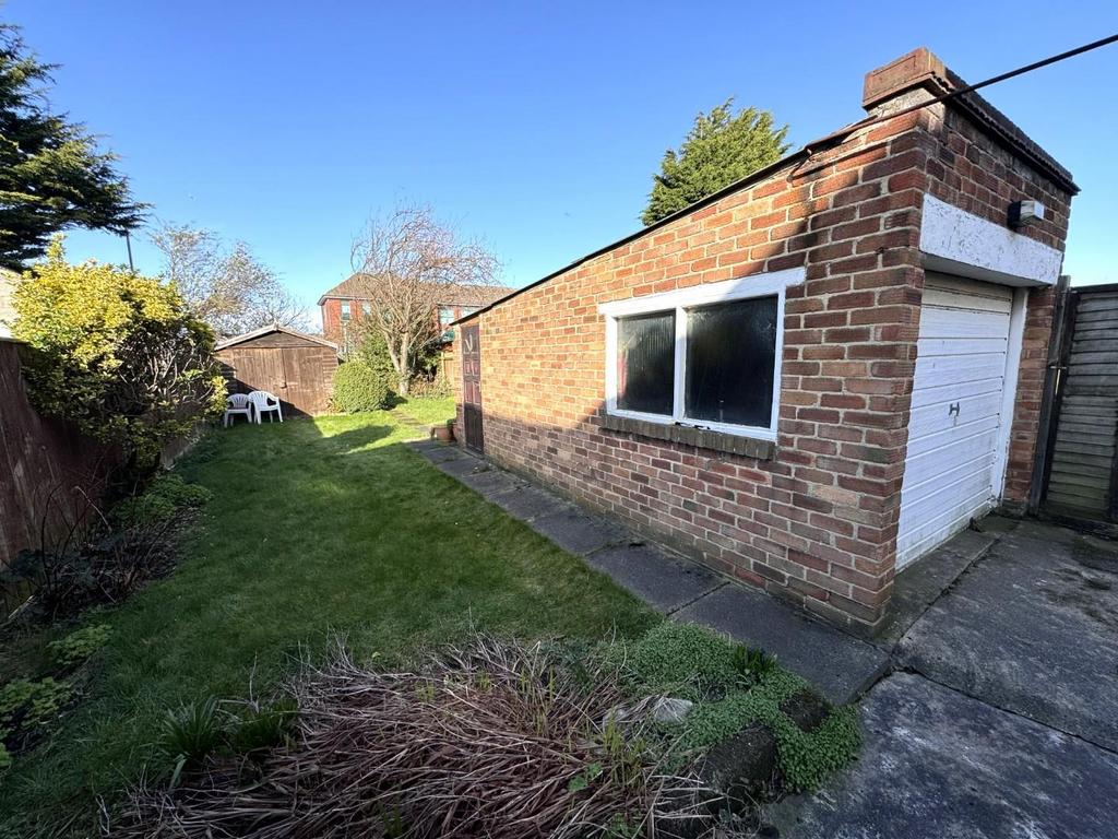 GARDEN &amp; GARAGE