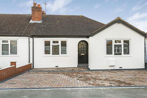 3 bedroom bungalow for sale - Celia Crescent, Ashford TW15