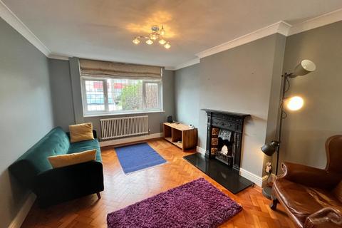 3 bedroom end of terrace house to rent, Limes Avenue, Carshalton