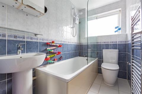 25 Chapel Wood, New Ash Green, Longfield, DA3 8RA