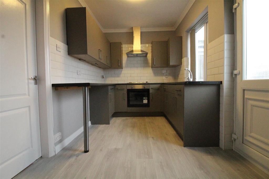 Leeds Road, Heckmondwike 3 bed semidetached house for sale £169,950