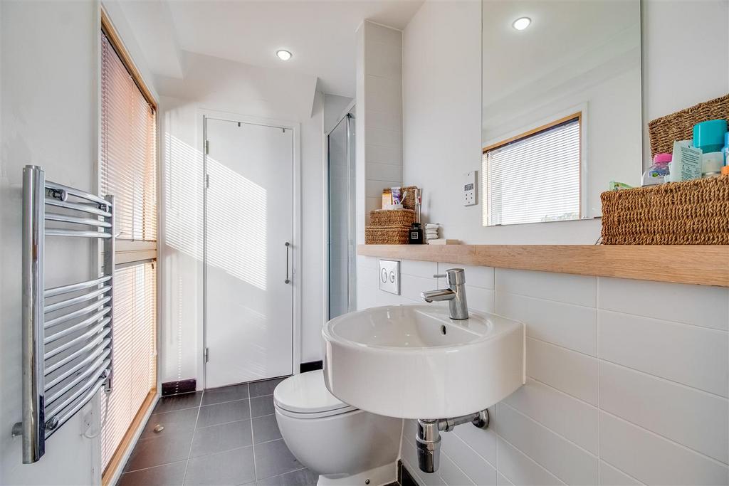 En suite shower room/w.c.