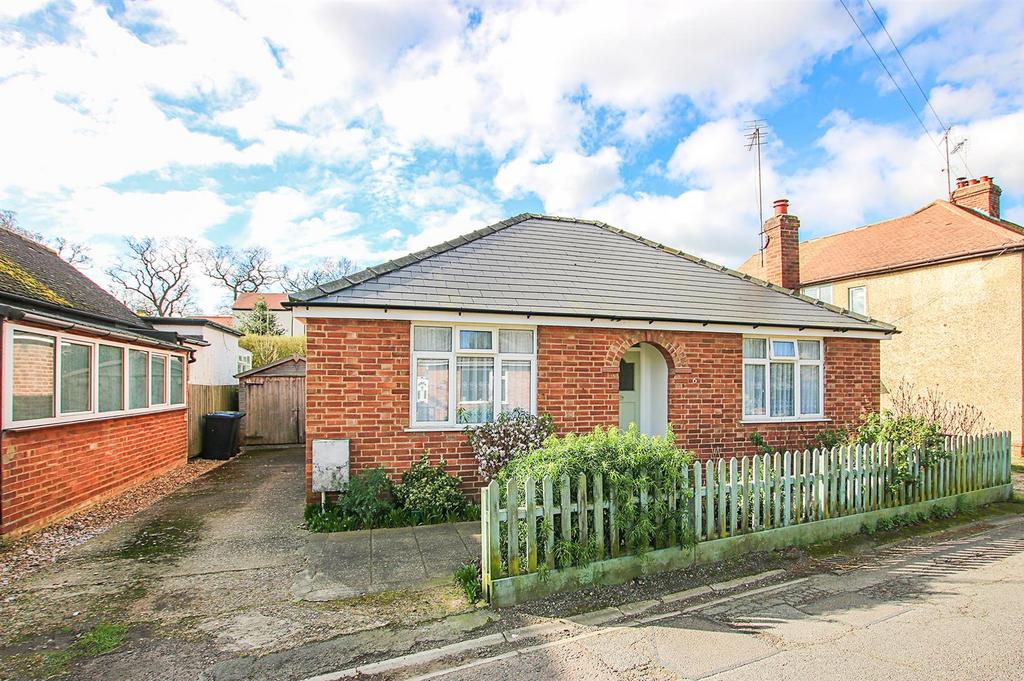 Centre Drive, Newmarket CB8 2 bed detached bungalow for sale £325,000