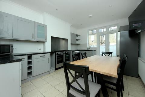 1 bedroom in a house share to rent, St. Kilda Road, W13